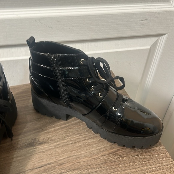 FOREVER 21 WOMEN ANKLE BOOTS IN SHINY BLACK WITH SIDE ZIPPER LACED SIZE 10 - Picture 5 of 11